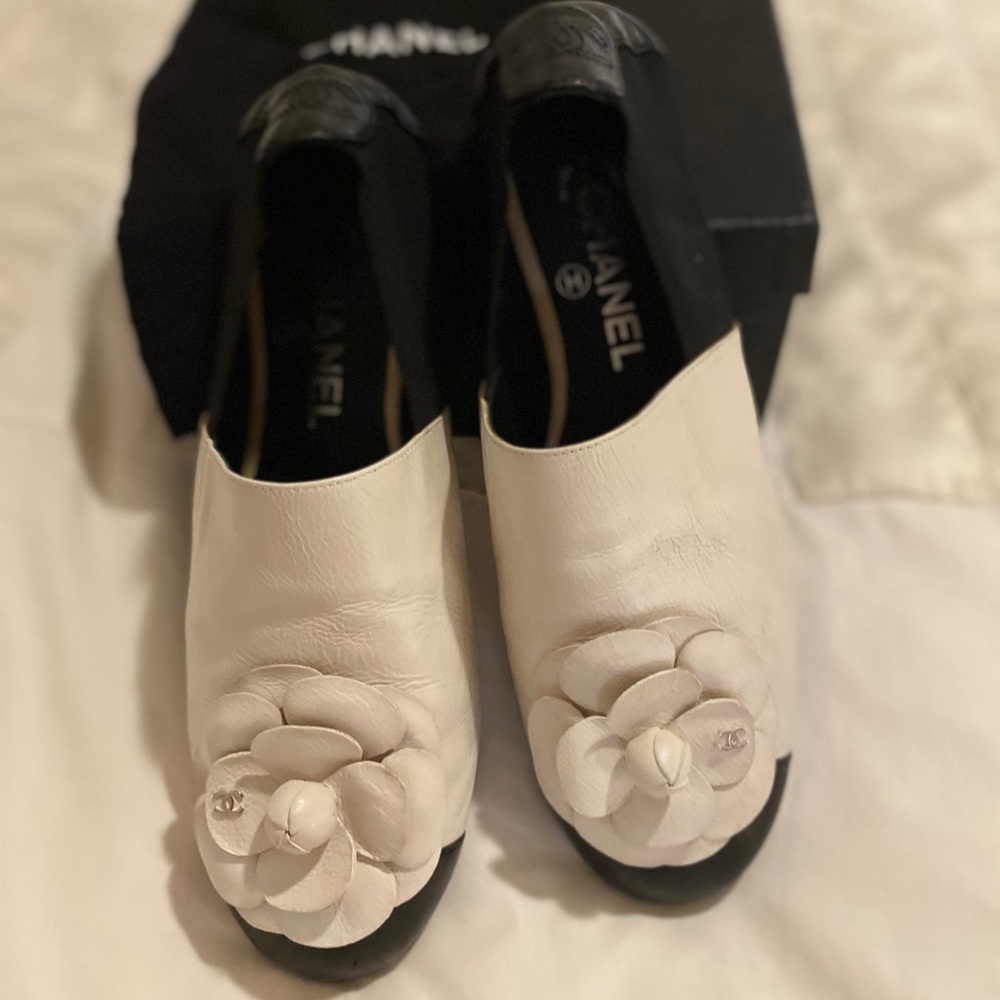 Chanel black and white flats